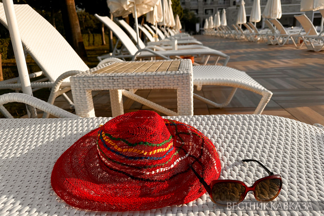 Вещи у бассейна