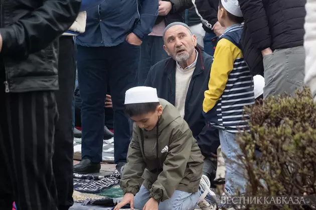 Праздничная молитва у Мемориальной мечети на Поклонной горе