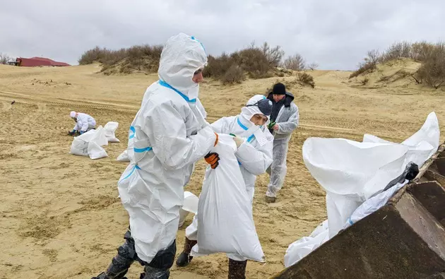 Мазут добрался до Азовского моря