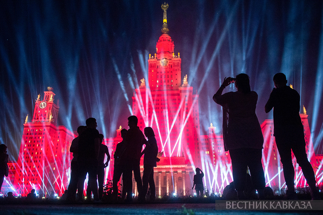 Акция Лучи Победы у главного здания МГУ