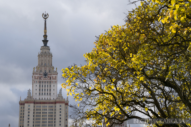 Главное здание МГУ осенью