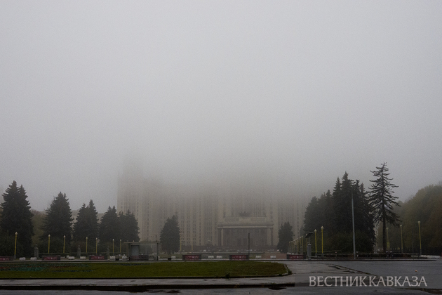 Главное здание МГУ в тумане