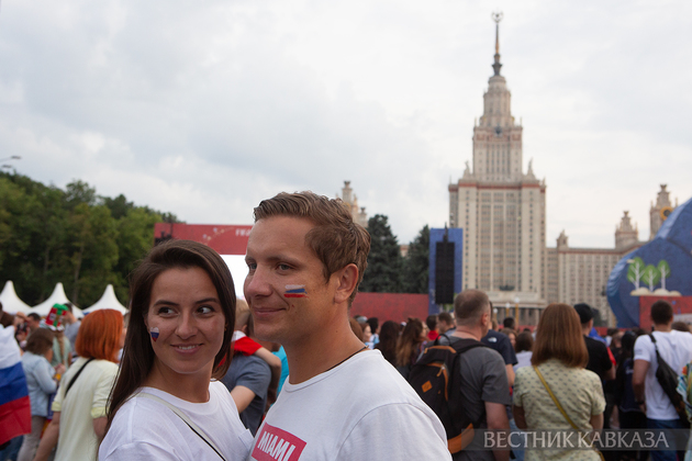 Фанзона Чемпионата мира по футболу у главного здания МГУ