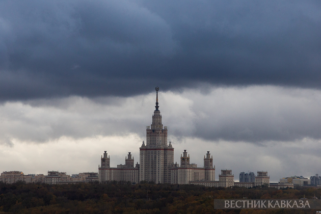 Главное здание МГУ в непогоду