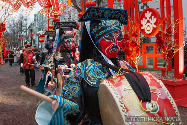 Участники большого уличного шествия Дракона и Змеи