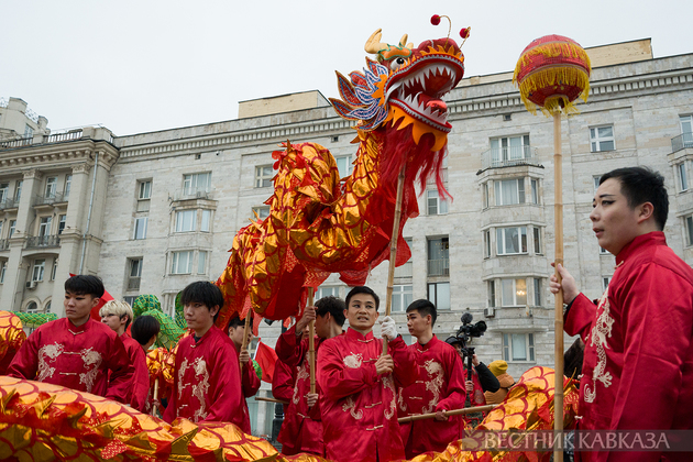 Участники большого уличного шествия Дракона и Змеи