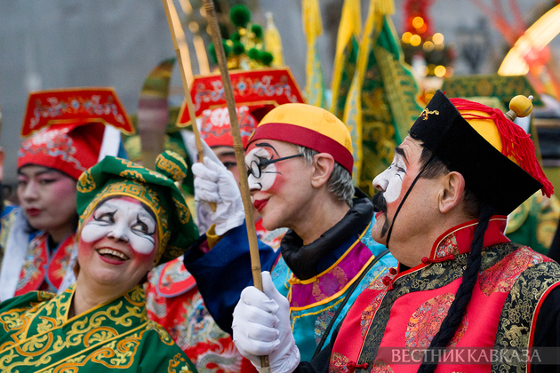 Участники большого уличного шествия Дракона и Змеи