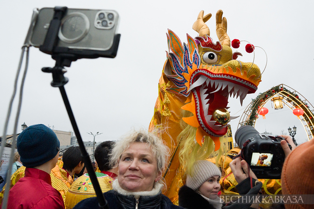 Участники большого уличного шествия Дракона и Змеи