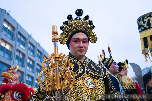 Участники большого уличного шествия Дракона и Змеи