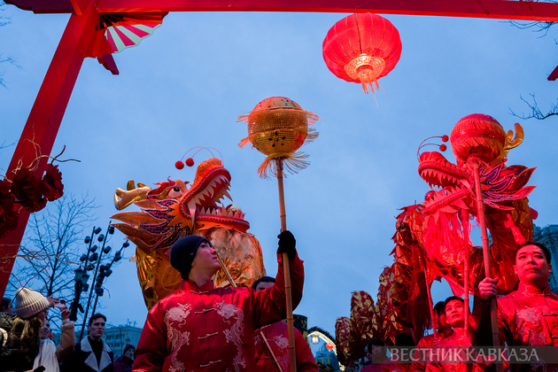 Участники большого уличного шествия Дракона и Змеи