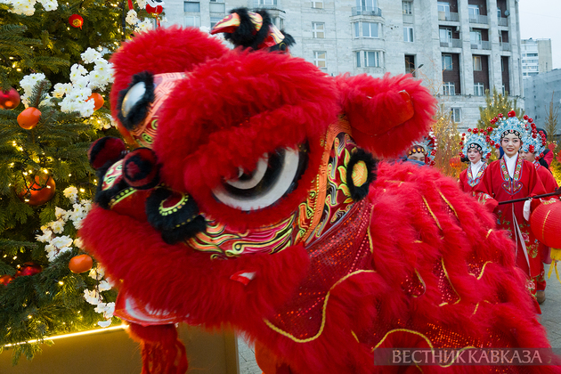 Участники большого уличного шествия Дракона и Змеи