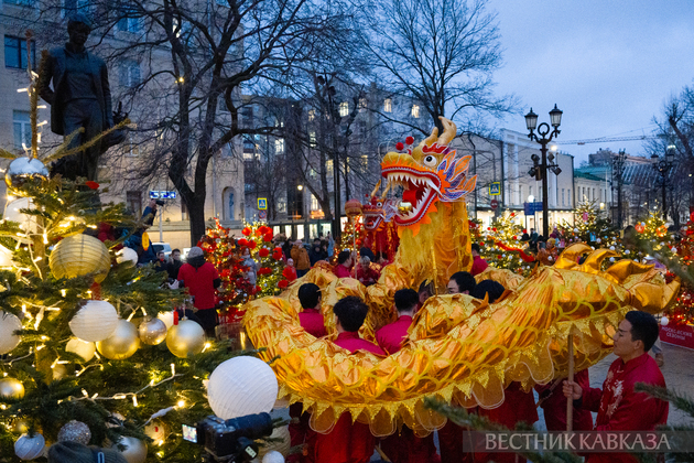Участники большого уличного шествия Дракона и Змеи