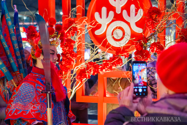 Участники большого уличного шествия Дракона и Змеи