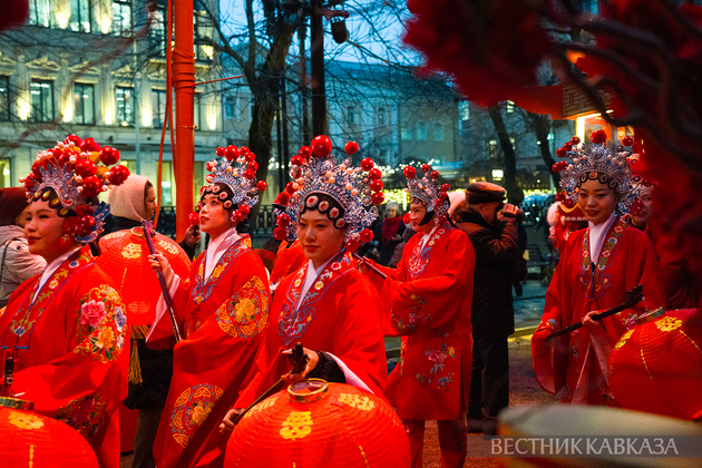 Участники большого уличного шествия Дракона и Змеи