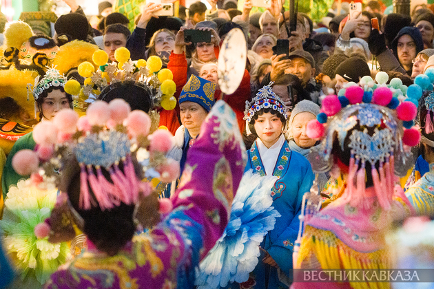 Участники большого уличного шествия Дракона и Змеи
