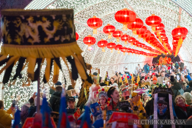 Участники большого уличного шествия Дракона и Змеи