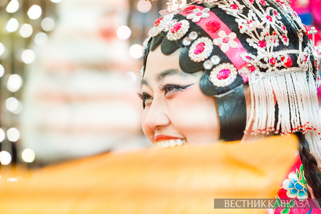 Участники большого уличного шествия Дракона и Змеи