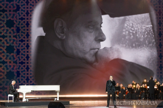 Полад Бюльбюль оглы (за роялем) и Эльчин Азизов