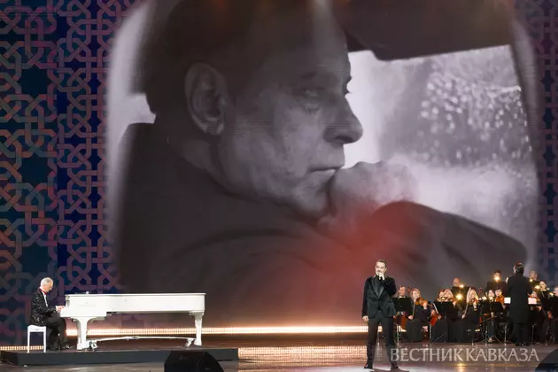 Полад Бюльбюль оглы (за роялем) и Эльчин Азизов