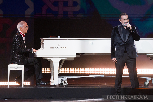 Полад Бюльбюль оглы (за роялем) и Эльчин Азизов