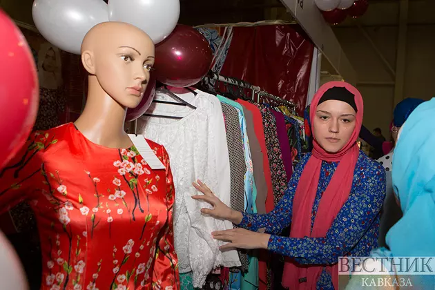 Посетительница выставки Халяль