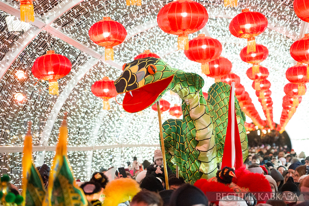 Участники большого уличного шествия Дракона и Змеи на открытии Фестиваля Китайский Новый год.