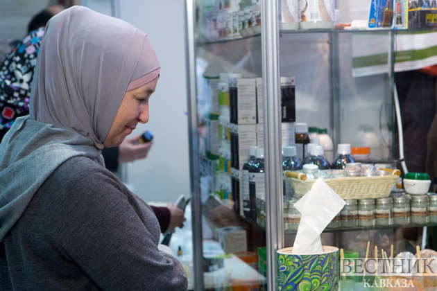 Посетительница выставки Халяль