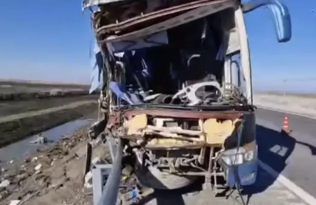 Рейсовый автобус на Кубани протаранил грузовик