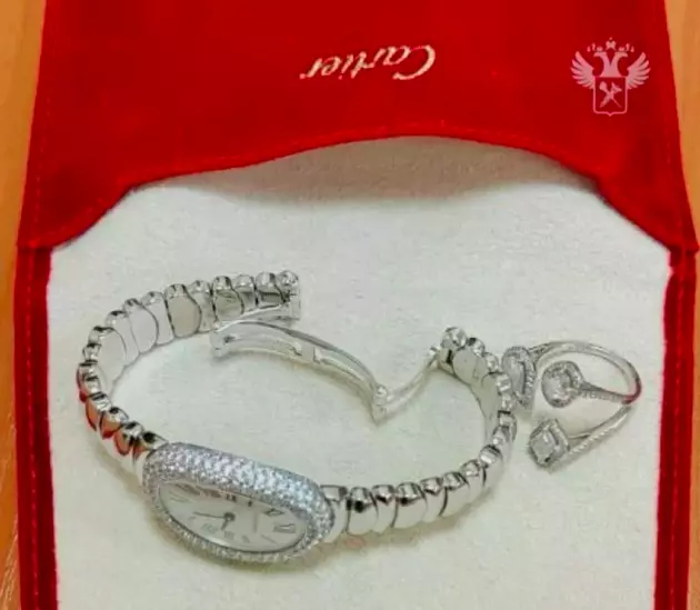 Россиянка незаконно везла из Дубая часы с 300 бриллиантами