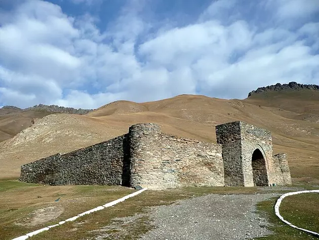 Как посетить караван-сарай Таш-Рабат в Киргизии?