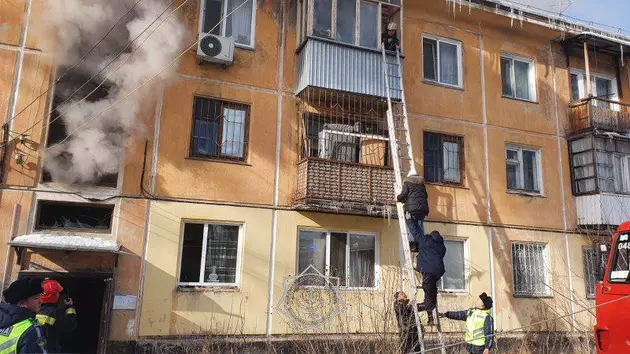Жилой дом горел на севере Казахстана – эвакуированы дети