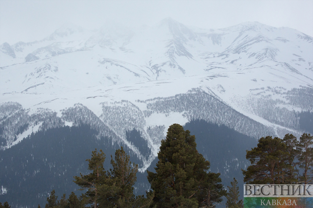 На месте поиска пропавшего лыжника началась метель в Сочи