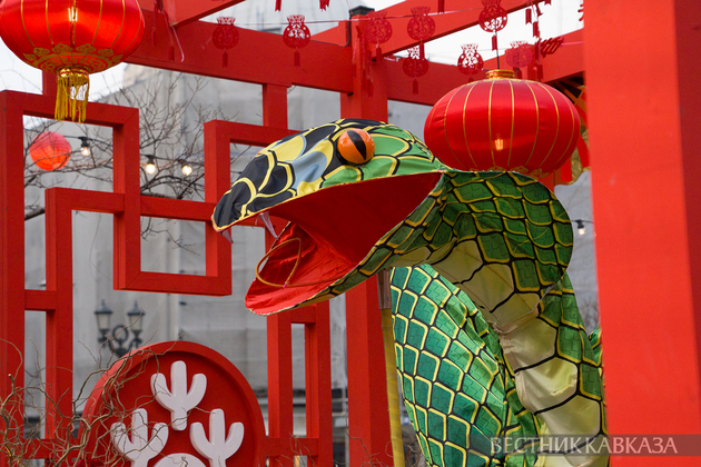 Шествие дракона и змеи по Тверскому бульвару в рамках фестиваля “Китайский Новый год в Москве“