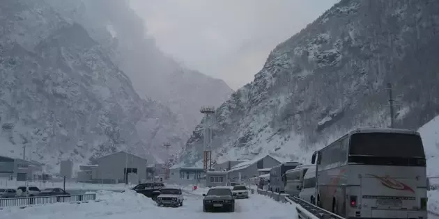 Тысячи фур скопилось на дорогах Северной Осетии для проезда через границу