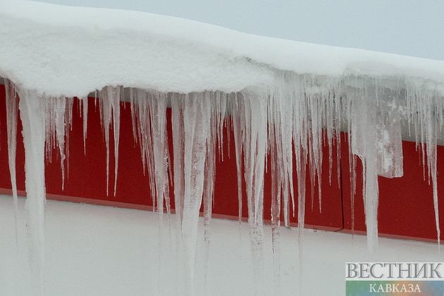Сосулька упала на женщину с малышом в Махачкале