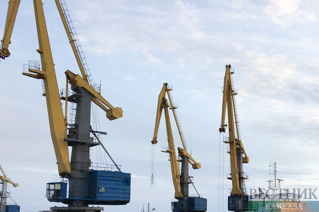 Грузовой кран в порту