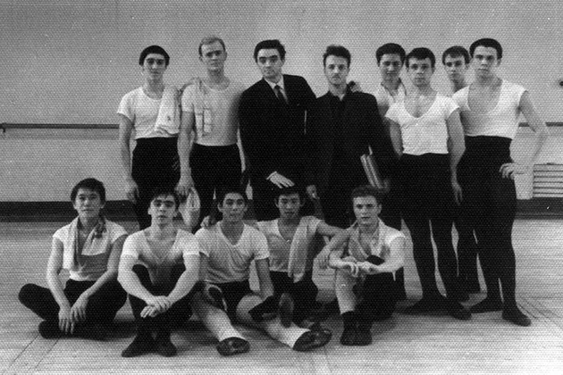 Валентин Елизарьев в нижнем ряду, крайний справа. 1964 год