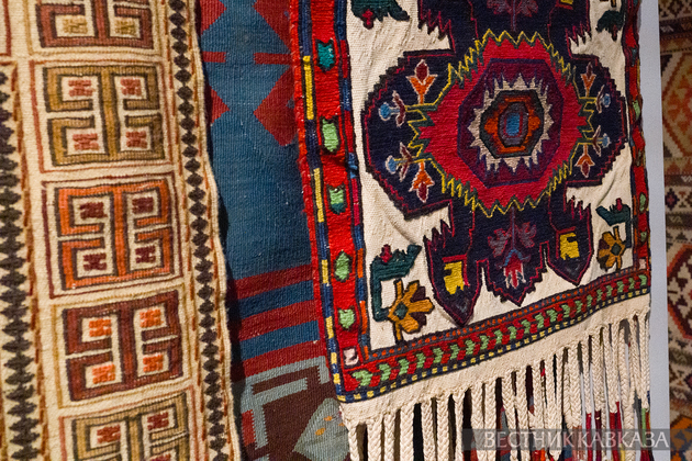 Экспонаты выставки “Вдохновленные ковром“