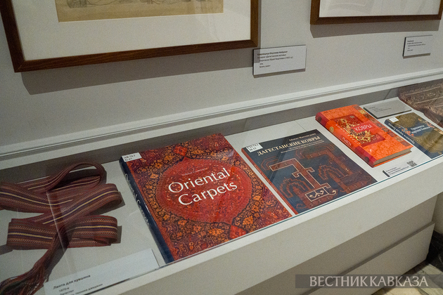 Экспонаты выставки “Вдохновленные ковром“