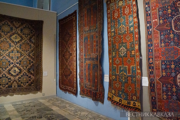Экспонаты выставки “Вдохновленные ковром“