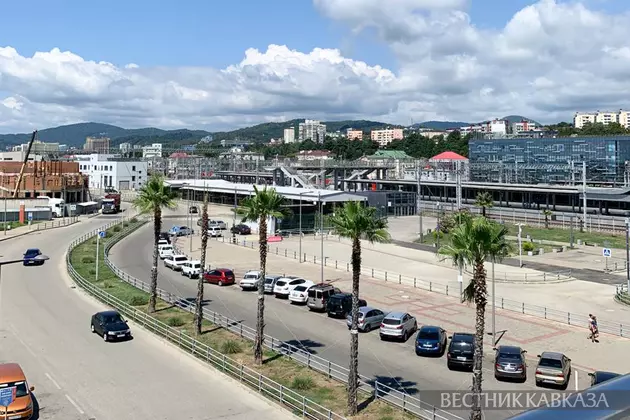 Набережная у жд вокзал в Адлере