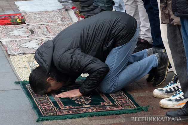Праздничная молитва у Мемориальной мечети на Поклонной горе