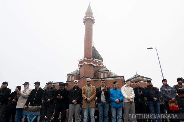 Праздничная молитва у Мемориальной мечети на Поклонной горе