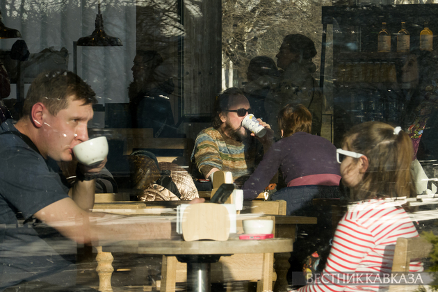 Посетители кафе в парке Музеон
