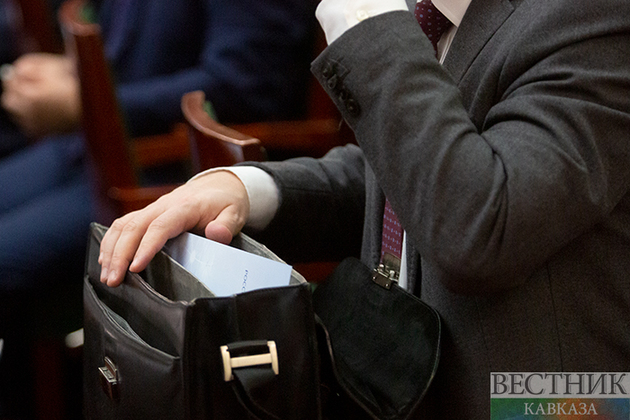 Чиновникам в Грузии официально разрешили трудиться на второй работе