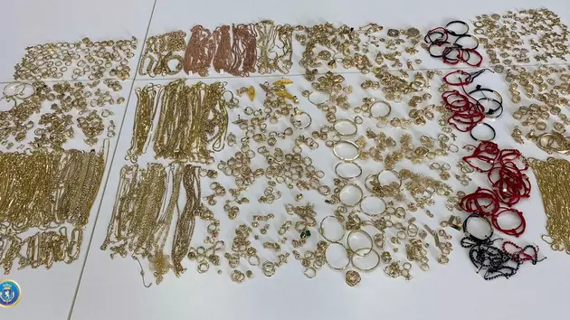 В Грузию пытались ввезти больше 2 кг контрабандного золота