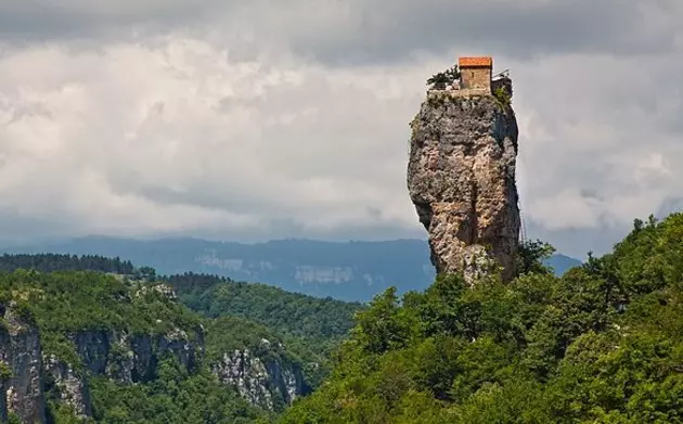 Церковь на столпе Кацхи: как увидеть самый удивительный храм Грузии?