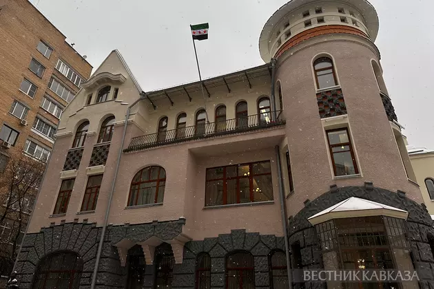 Новый флаг Сирии на сирийском посольстве