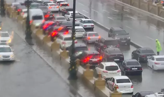 Мощные ливни в Баку привели к подтоплениям и пробкам