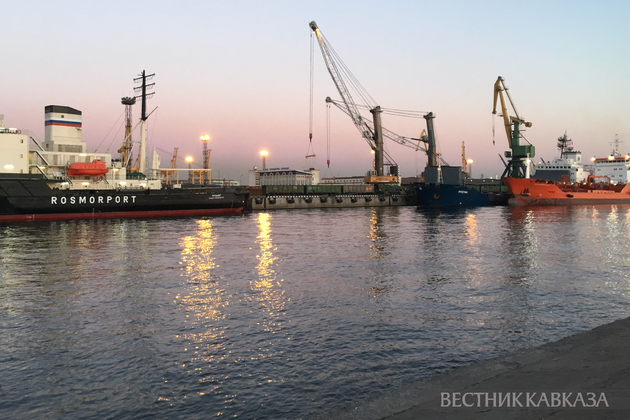 Грузовой кран в порту